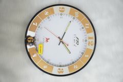 ĐỒNG HỒ TREO TƯỜNG R40