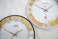 ĐỒNG HỒ TREO TƯỜNG R40