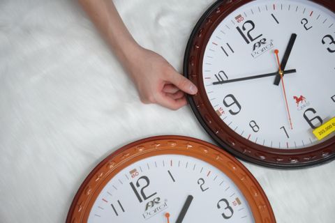 ĐỒNG HỒ TREO TƯỜNG R6 TRÒN