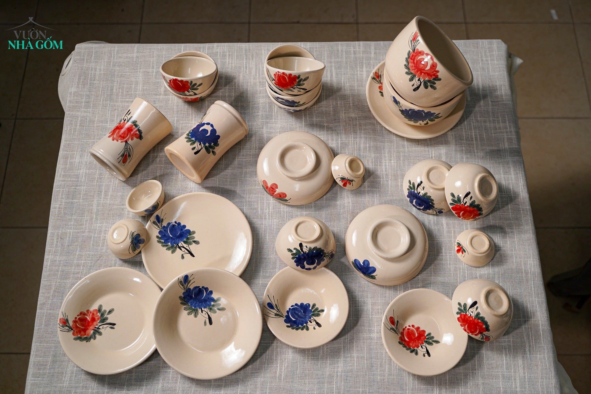  Dĩa Lớn Vẽ Tay Bông Xanh – Vườn Nhà Gốm – Dùng Đựng Đồ Ăn – Size R20xC4. 