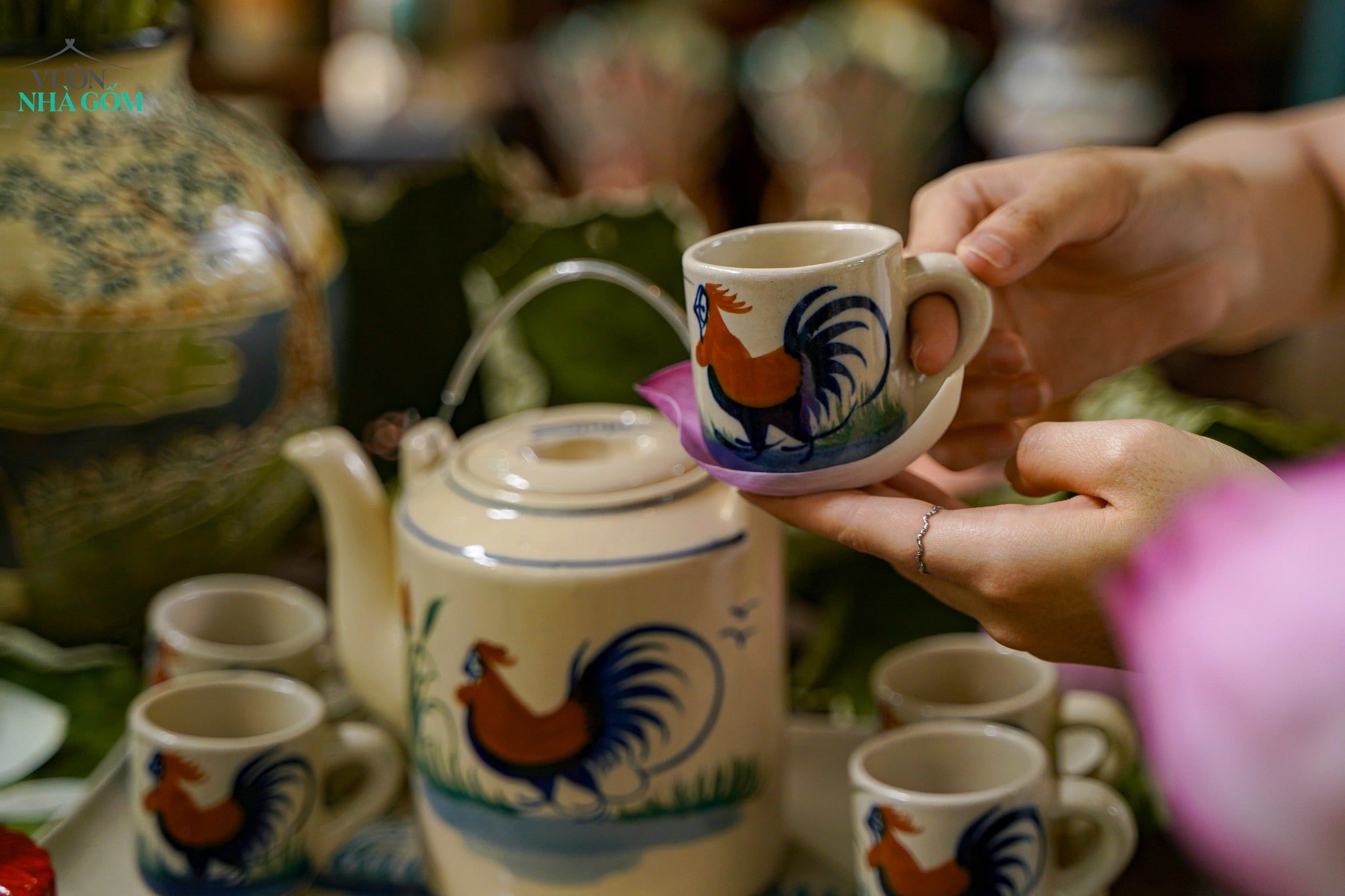  [TẾT] Bộ Bình Gà trống Dân Dã - 5 Tách, 1 Bình Trà & 1 Dĩa Đựng - Gốm Lái Thiêu Nam Bộ. 