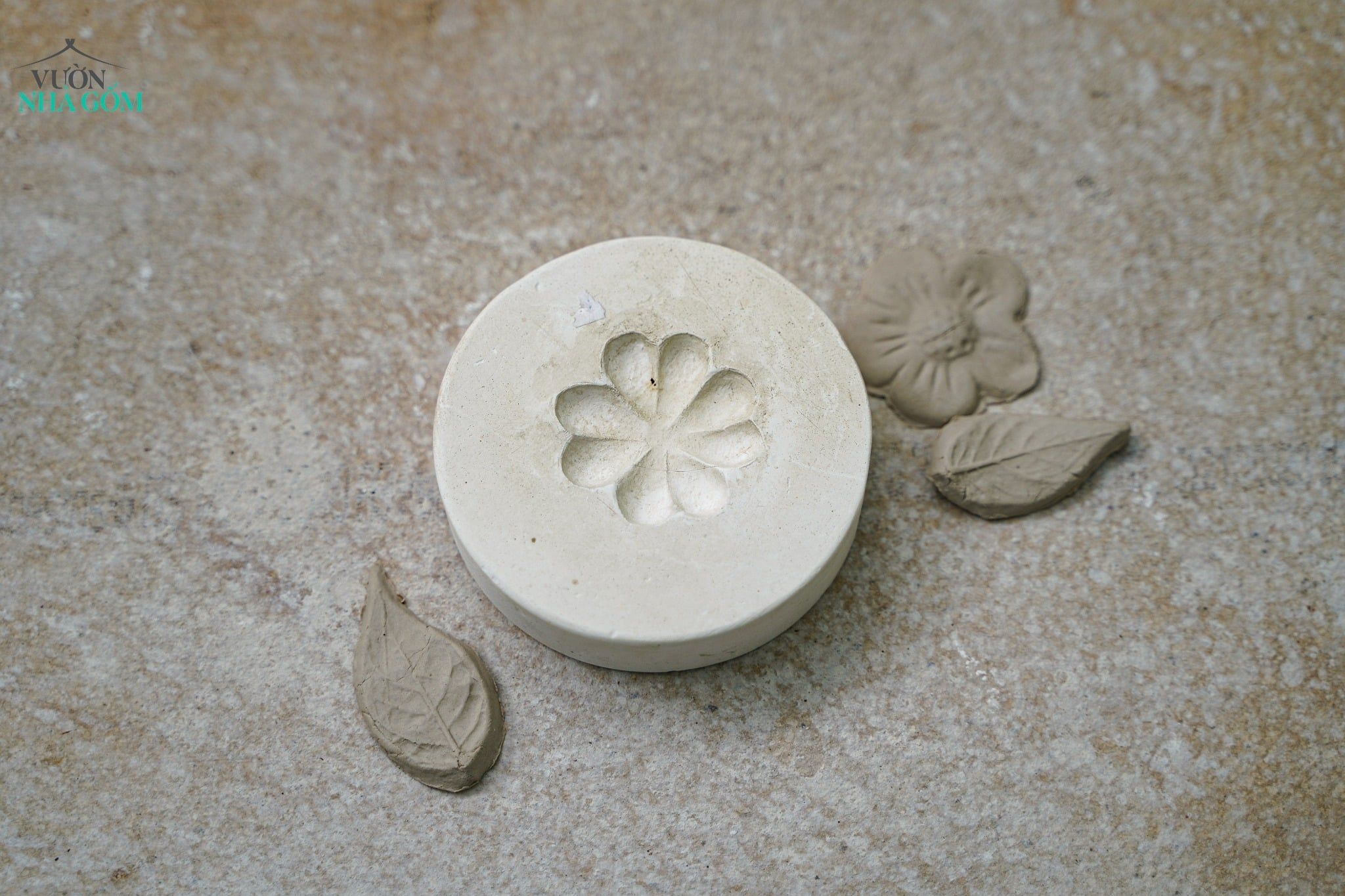  Khuôn in cỏ 4 lá (Cái) 