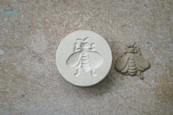  Khuôn in chú ong (Cái) 