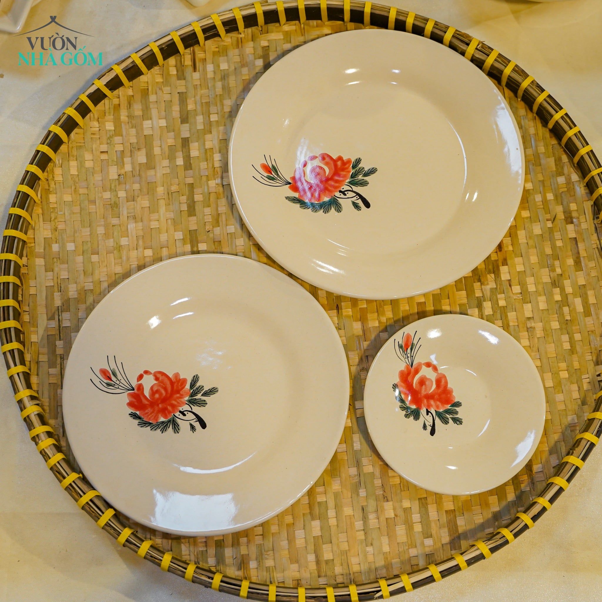  Dĩa Nhỏ Vẽ Tay Bông Đỏ – Vườn Nhà Gốm – Dùng Đựng Đồ Ăn – Size R16xC3. 