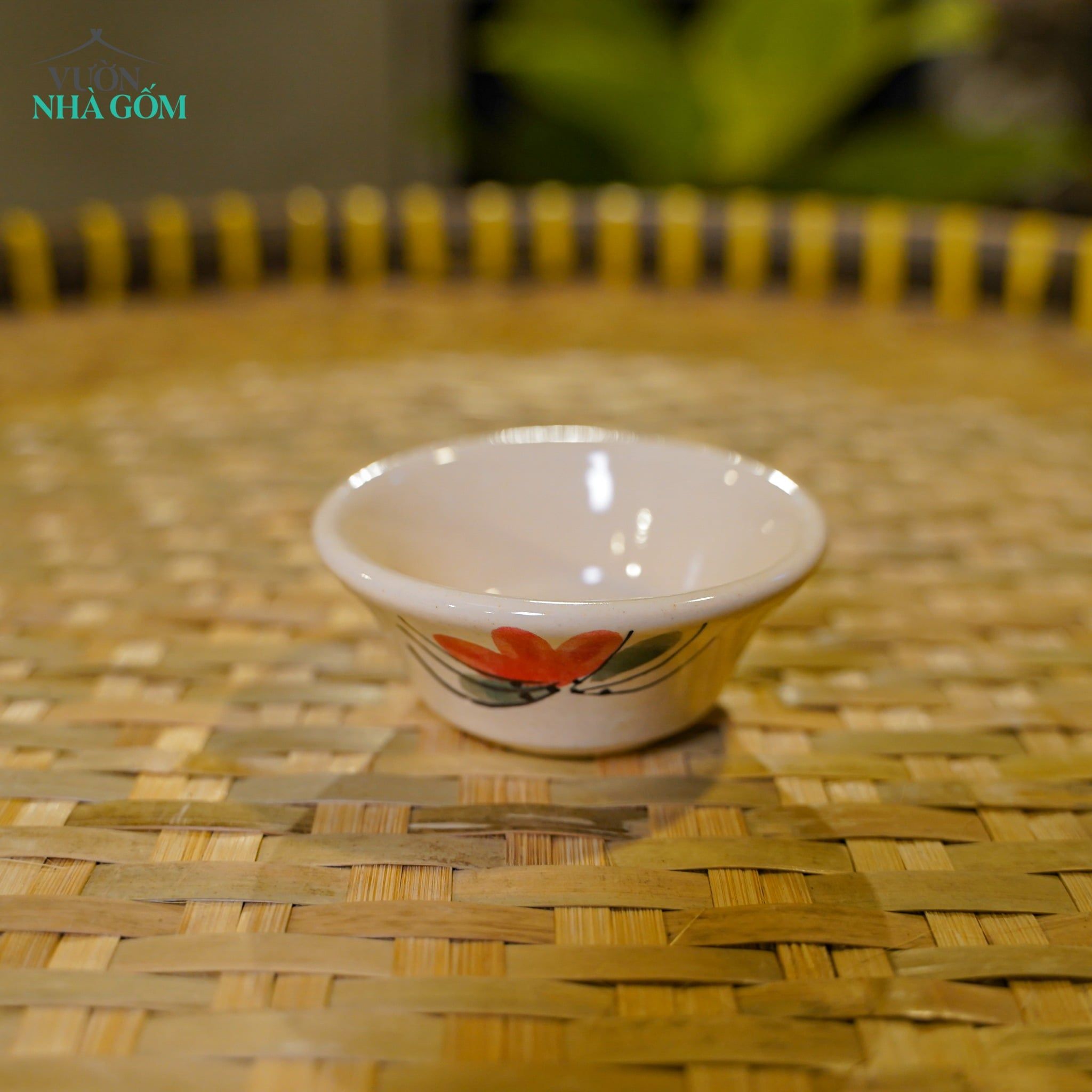  Chén Nước Chấm Vẽ Tay Bông Đỏ – Vườn Nhà Gốm – Dùng Đựng Nước Chấm – Size R8xC3. 