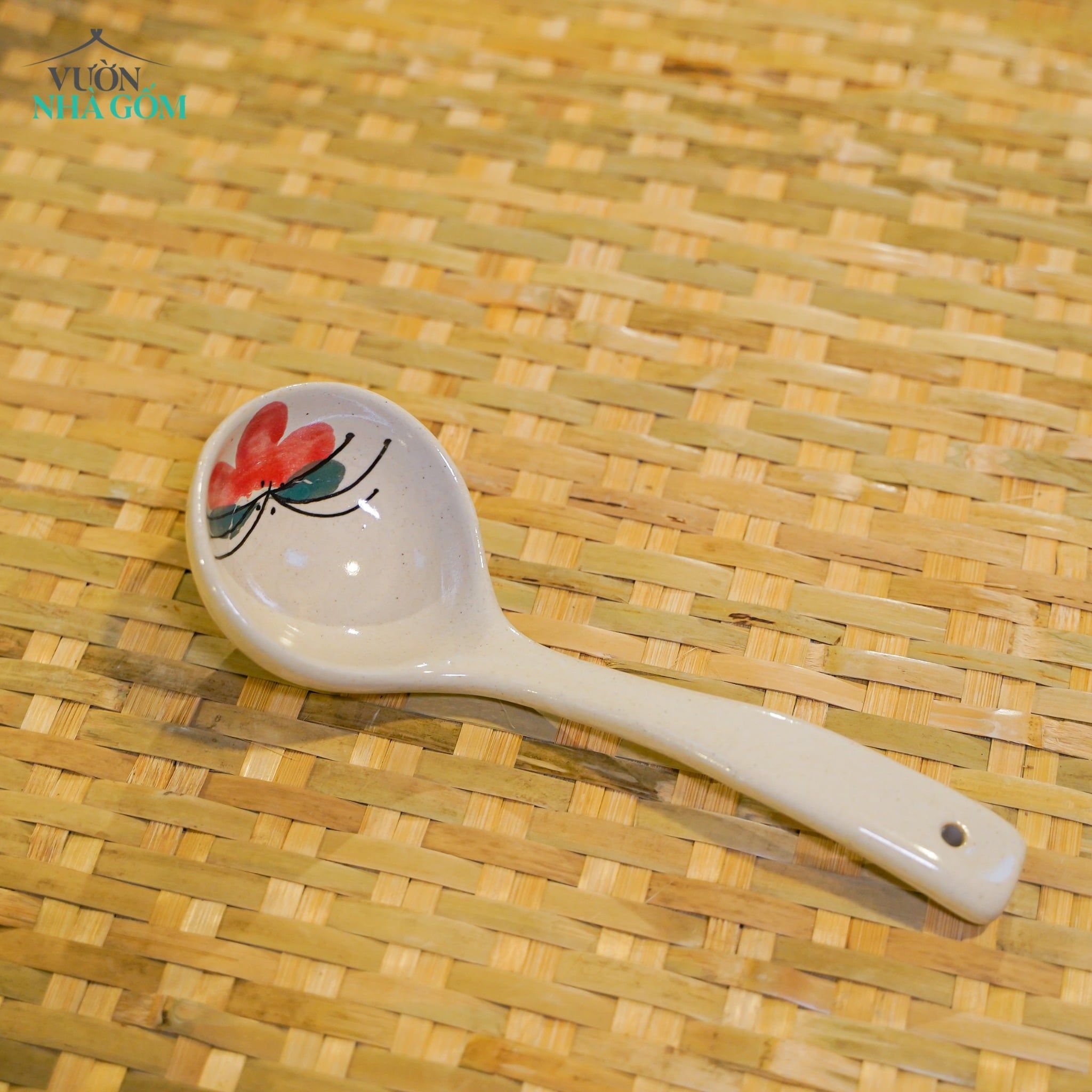  Muỗng\ Vá vẽ tay Họa Tiết Bông Đỏ – Vườn Nhà Gốm – Gốm Vẽ Tay Thủ Công. 