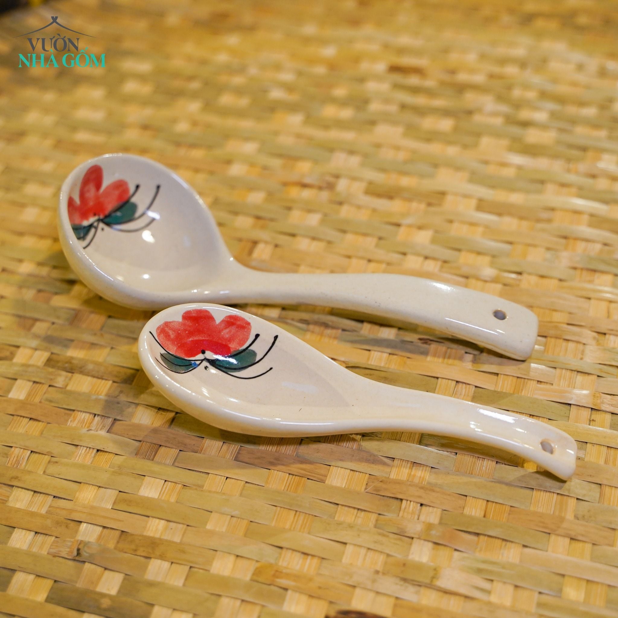  Muỗng\ Vá vẽ tay Họa Tiết Bông Đỏ – Vườn Nhà Gốm – Gốm Vẽ Tay Thủ Công. 