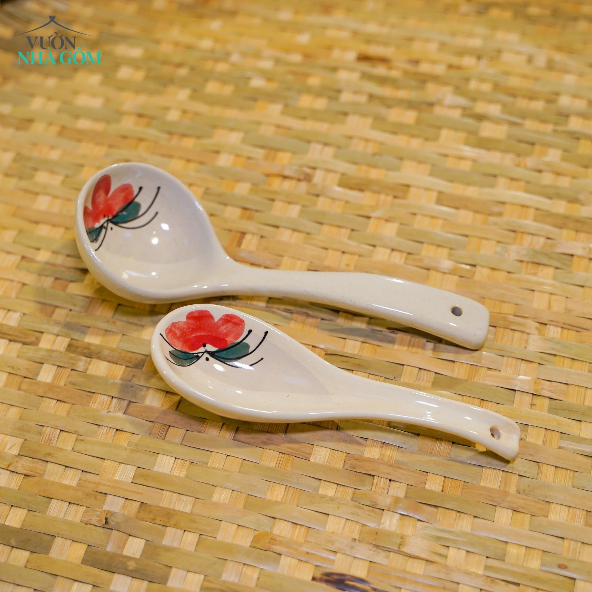  Muỗng\ Vá vẽ tay Họa Tiết Bông Đỏ – Vườn Nhà Gốm – Gốm Vẽ Tay Thủ Công. 