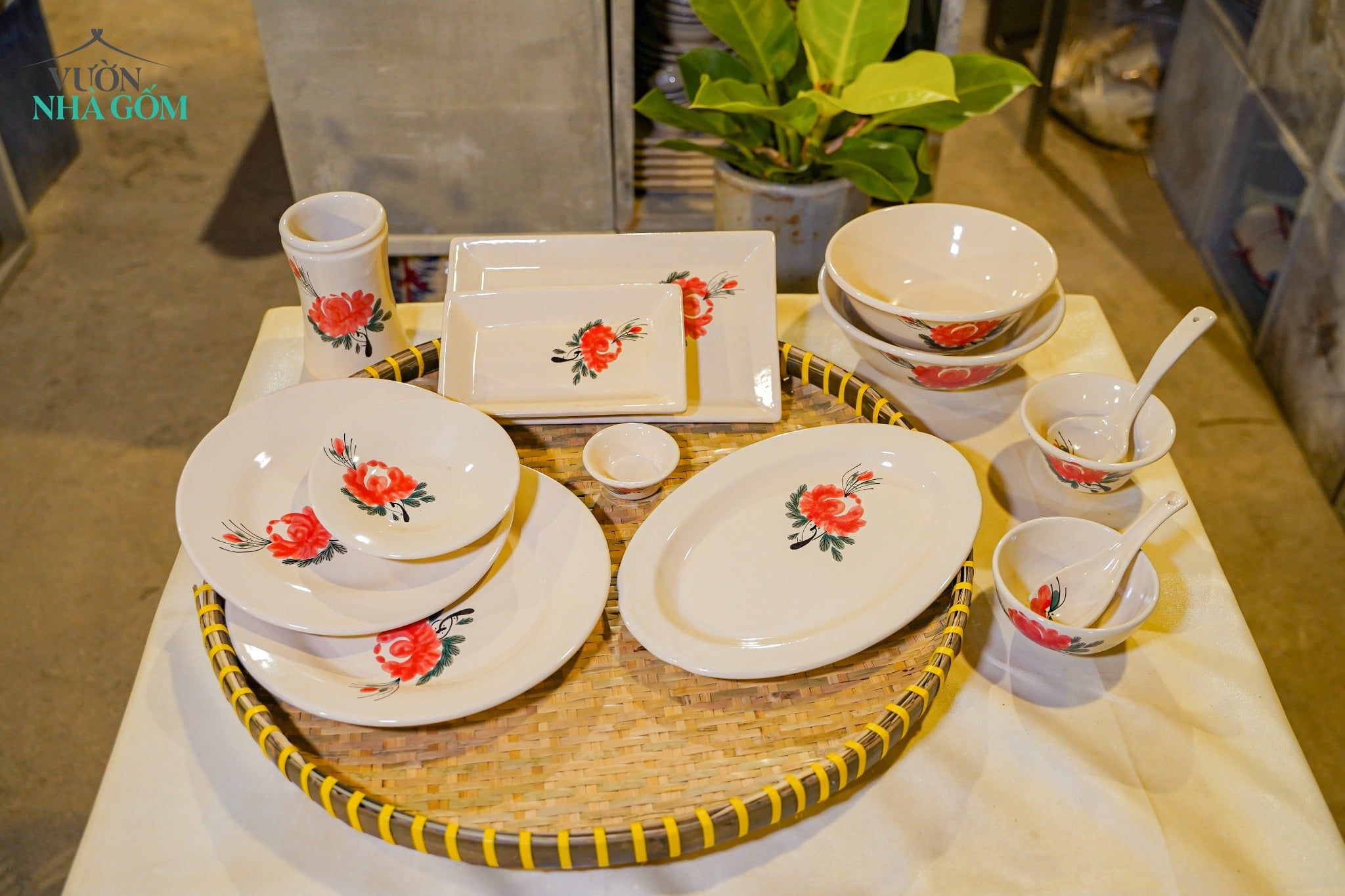  Dĩa Chữ Nhật Vẽ Tay Bông Đỏ – Vườn Nhà Gốm – Dùng Đựng Món Ăn – Size 21cm\29cm. 