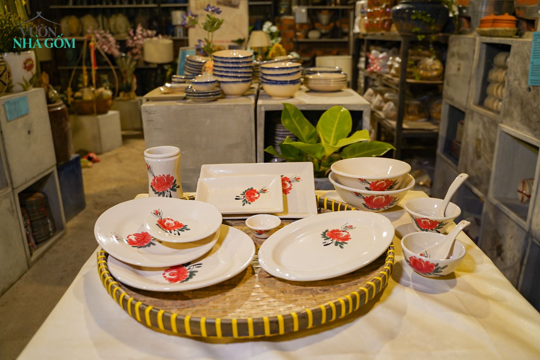  Dĩa Hột Xoài Vẽ Tay Bông Đỏ – Vườn Nhà Gốm – Dùng Đựng Đồ Ăn – Size D30xR21xC3 