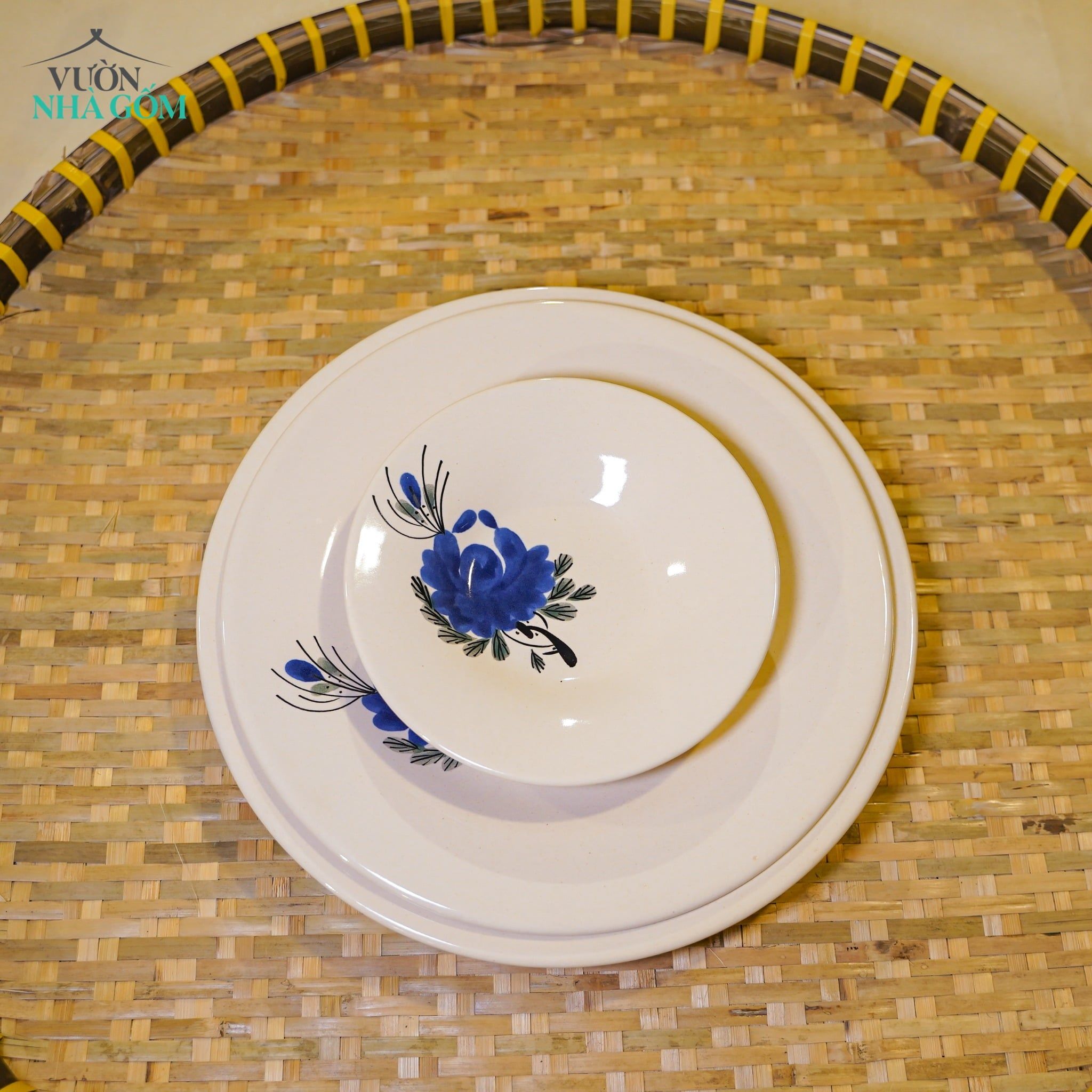  Dĩa Nhỏ Vẽ Tay Bông Xanh – Vườn Nhà Gốm – Dùng Đựng Đồ Ăn – Size R16xC3. 