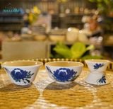  Chén Nước Chấm Vẽ Tay Bông Xanh – Vườn Nhà Gốm – Dùng Đựng Nước Chấm – Size R8xC3. 