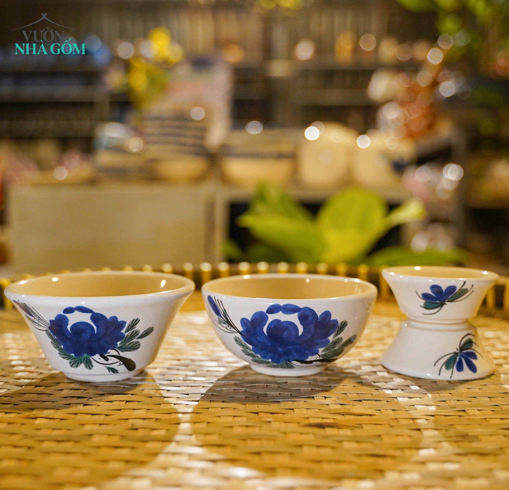  Chén Nước Chấm Vẽ Tay Bông Xanh – Vườn Nhà Gốm – Dùng Đựng Nước Chấm – Size R8xC3. 