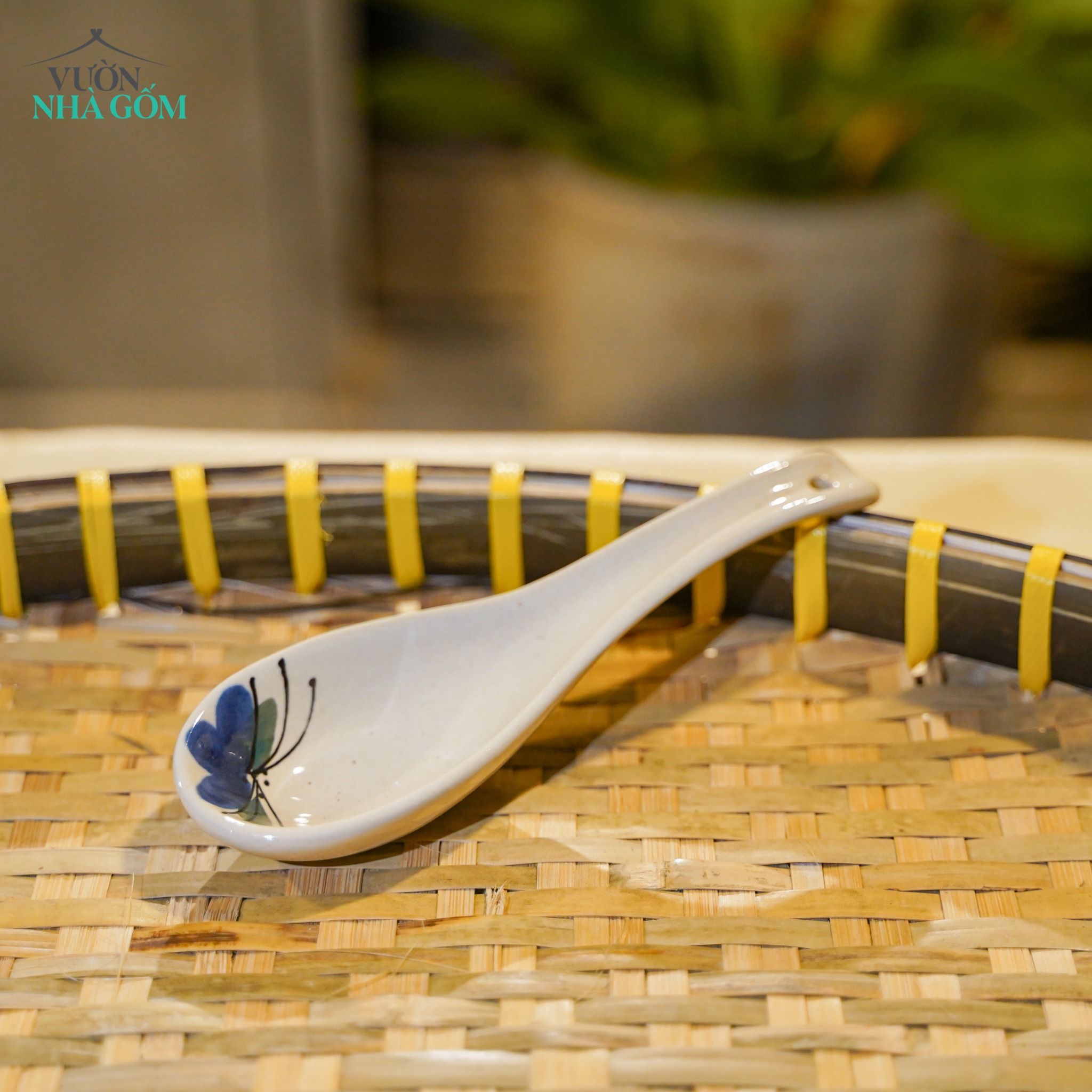  Muỗng\ Vá vẽ tay Họa Tiết Bông Xanh – Vườn Nhà Gốm – Gốm Vẽ Tay Thủ Công. 