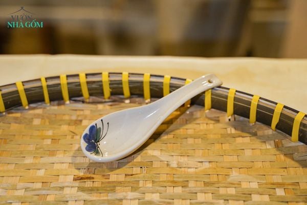  Muỗng\ Vá vẽ tay Họa Tiết Bông Xanh – Vườn Nhà Gốm – Gốm Vẽ Tay Thủ Công. 