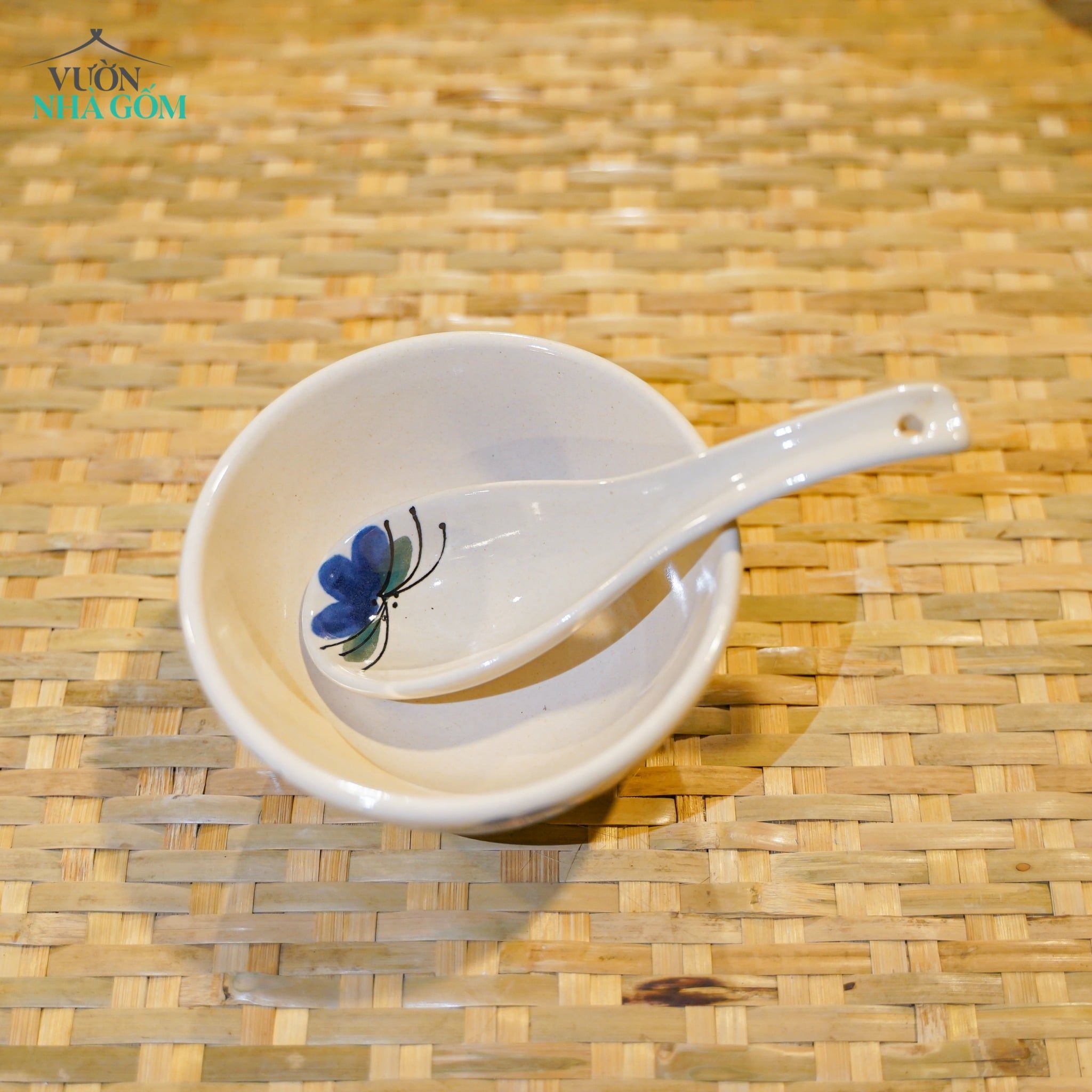  Muỗng\ Vá vẽ tay Họa Tiết Bông Xanh – Vườn Nhà Gốm – Gốm Vẽ Tay Thủ Công. 