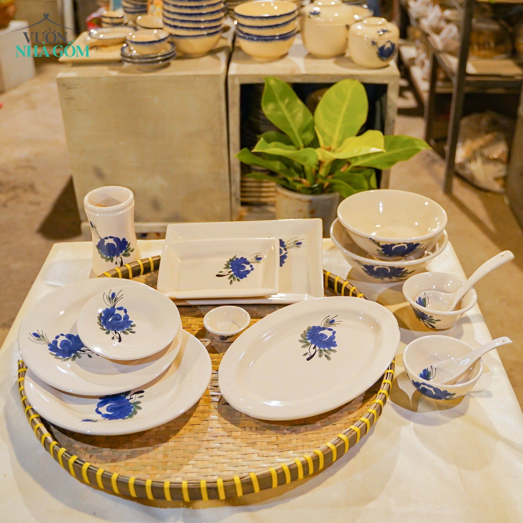  Muỗng\ Vá vẽ tay Họa Tiết Bông Xanh – Vườn Nhà Gốm – Gốm Vẽ Tay Thủ Công. 