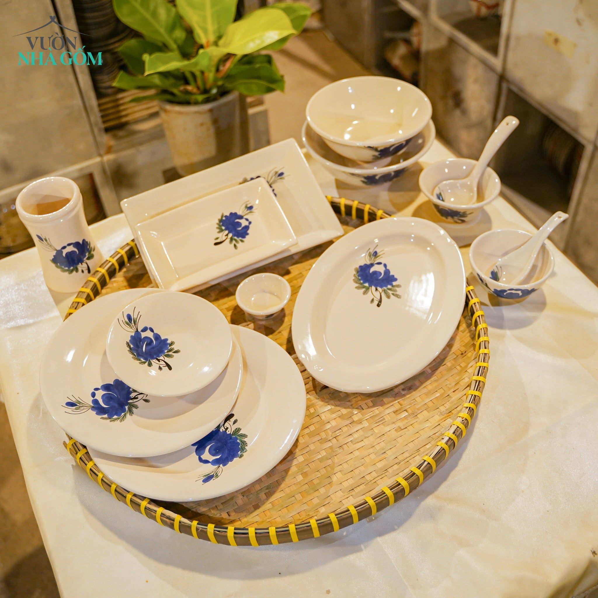  Dĩa Nhỏ Vẽ Tay Bông Xanh – Vườn Nhà Gốm – Dùng Đựng Đồ Ăn – Size R16xC3. 