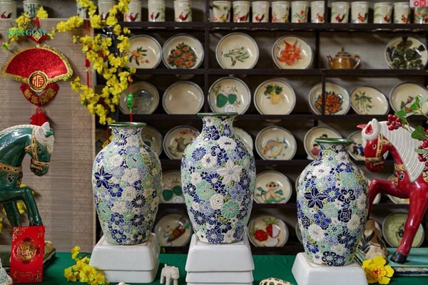  Bình Bách Hoa Dáng Cao, Miệng Loe Khắc Thủ Công - Bình Gốm Nam Bộ - C35 x R21 - SP036021 