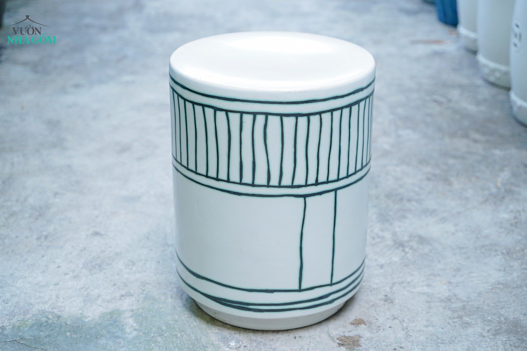  Đôn gốm hiện đại, Đôn Trắng Nét Xanh, gốm Nam bộ, C47 x R36cm- SP036180 