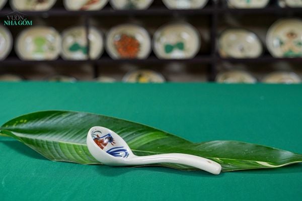  Vá vẽ tay Họa Tiết Gà Dầu – Vườn Nhà Gốm – Gốm Vẽ Tay Thủ Công. 