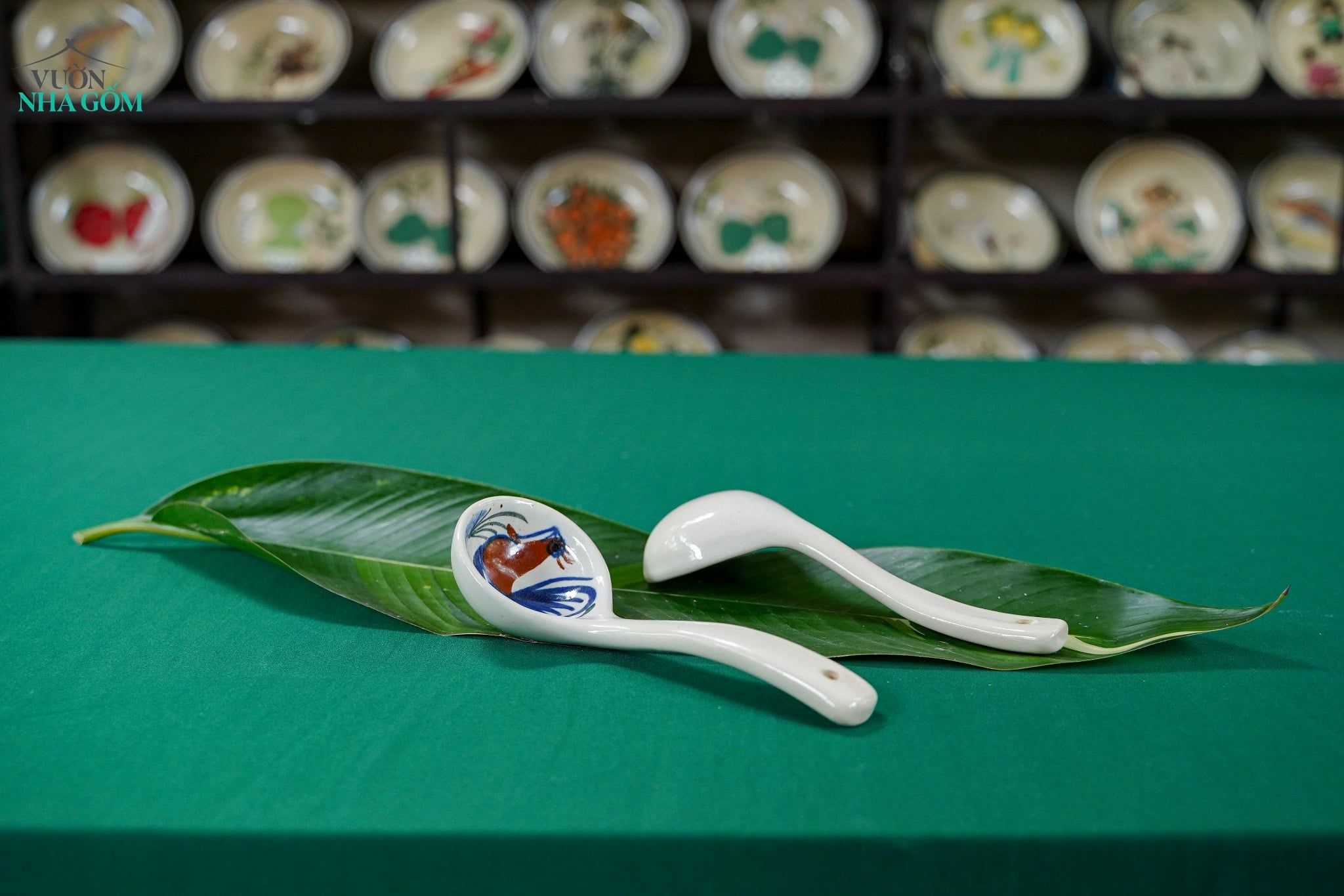  Vá vẽ tay Họa Tiết Gà Dầu – Vườn Nhà Gốm – Gốm Vẽ Tay Thủ Công. 