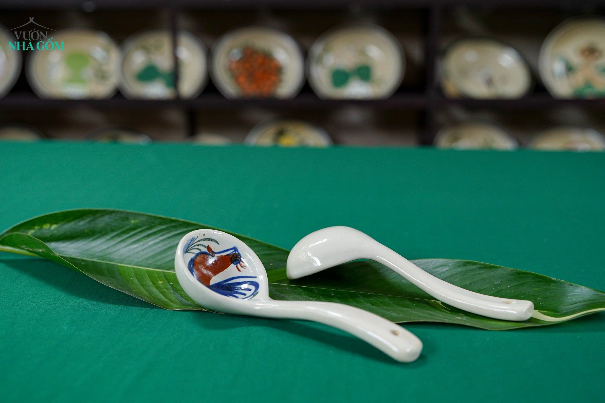  Vá vẽ tay Họa Tiết Gà Dầu – Vườn Nhà Gốm – Gốm Vẽ Tay Thủ Công. 