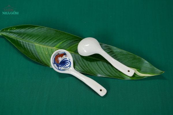  Vá vẽ tay Họa Tiết Gà Dầu – Vườn Nhà Gốm – Gốm Vẽ Tay Thủ Công. 