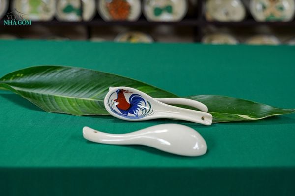  Muỗng vẽ tay Họa Tiết Gà Dầu – Vườn Nhà Gốm – Gốm Vẽ Tay Thủ Công. 