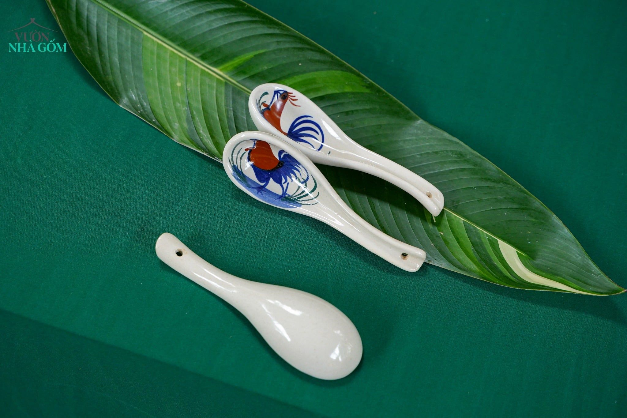 Muỗng vẽ tay Họa Tiết Gà Dầu – Vườn Nhà Gốm – Gốm Vẽ Tay Thủ Công. 