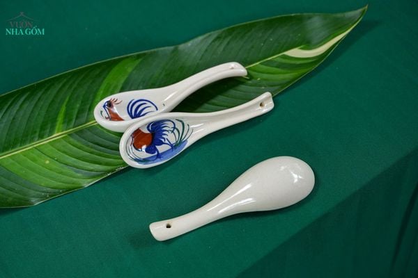  Muỗng vẽ tay Họa Tiết Gà Dầu – Vườn Nhà Gốm – Gốm Vẽ Tay Thủ Công. 