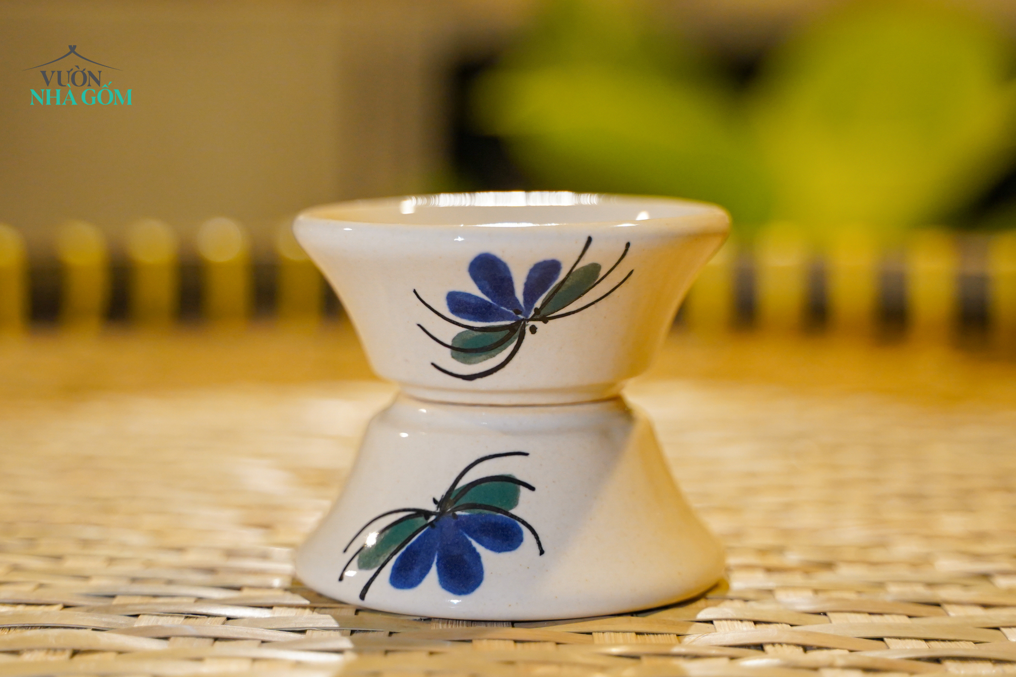  Chén Nước Chấm Vẽ Tay Bông Xanh – Vườn Nhà Gốm – Dùng Đựng Nước Chấm – Size R8xC3. 