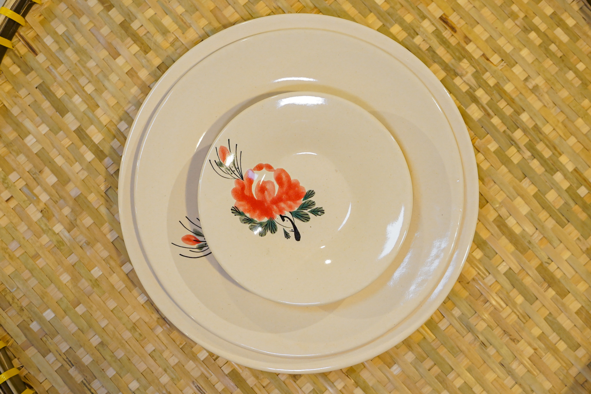  Dĩa Nhỏ Vẽ Tay Bông Đỏ – Vườn Nhà Gốm – Dùng Đựng Đồ Ăn – Size R16xC3. 