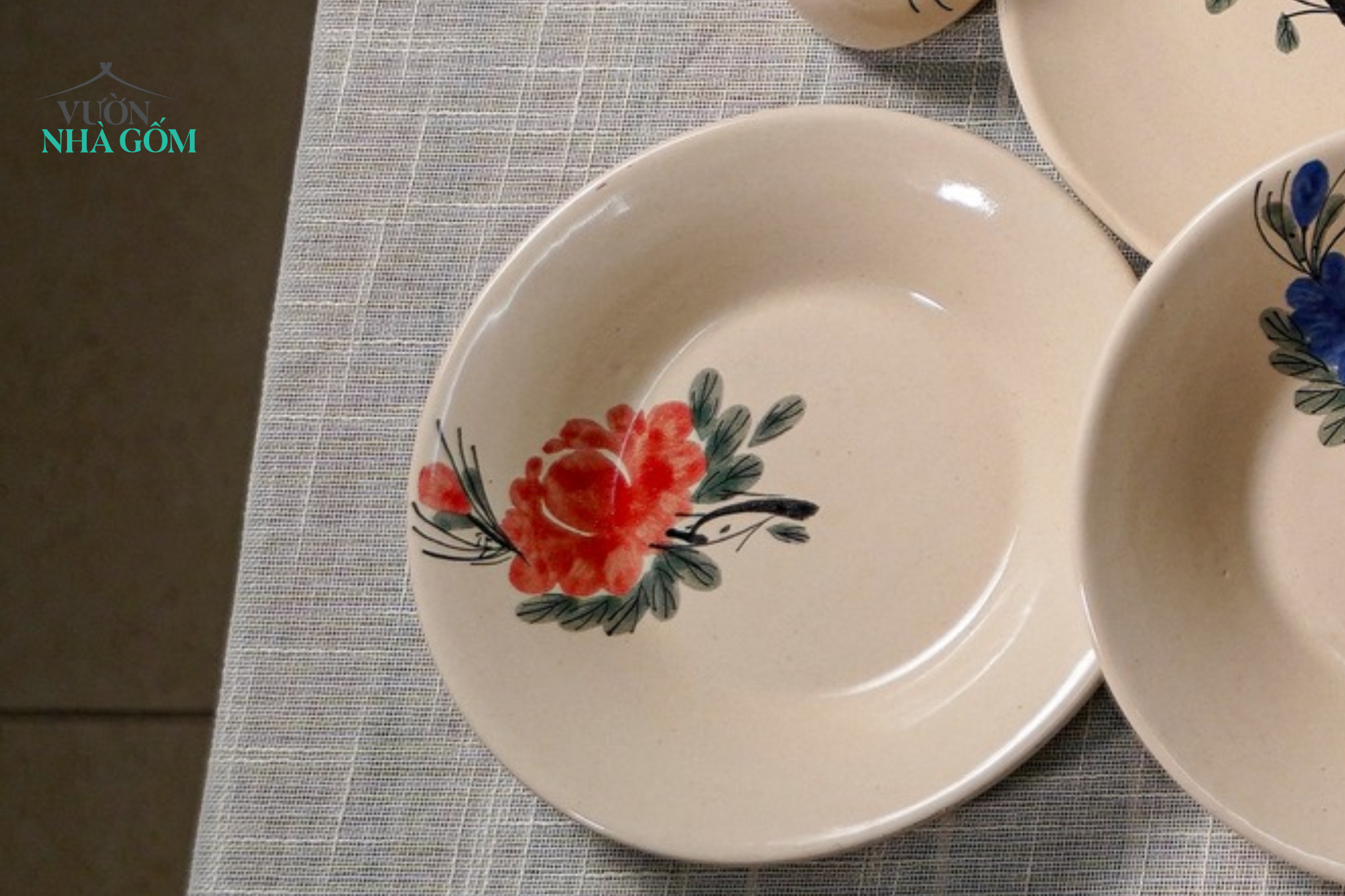  Dĩa Lớn Vẽ Tay Bông Đỏ – Vườn Nhà Gốm – Dùng Đựng Đồ Ăn – Size R20xC4. 