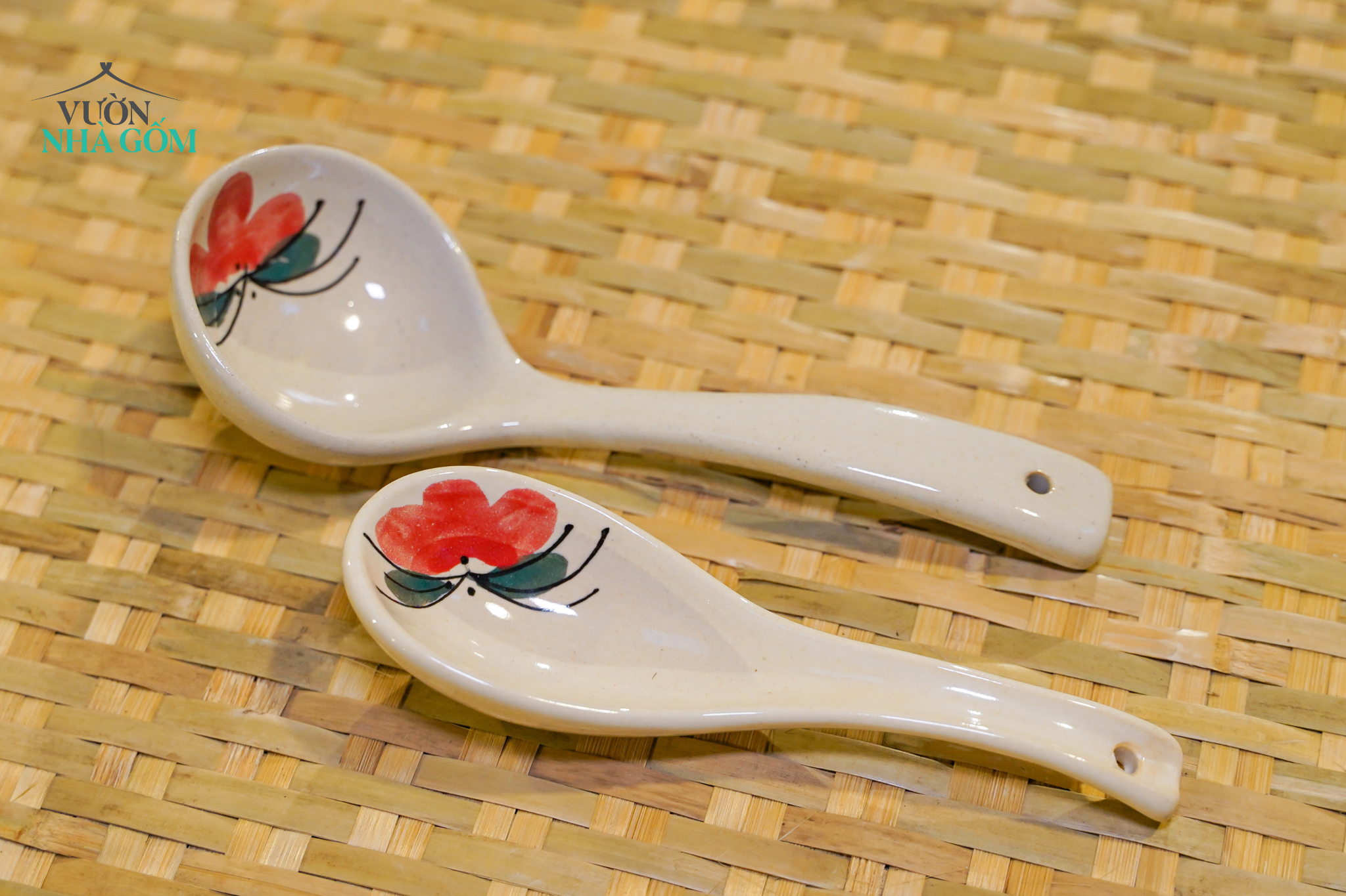  Muỗng\ Vá vẽ tay Họa Tiết Bông Đỏ – Vườn Nhà Gốm – Gốm Vẽ Tay Thủ Công. 