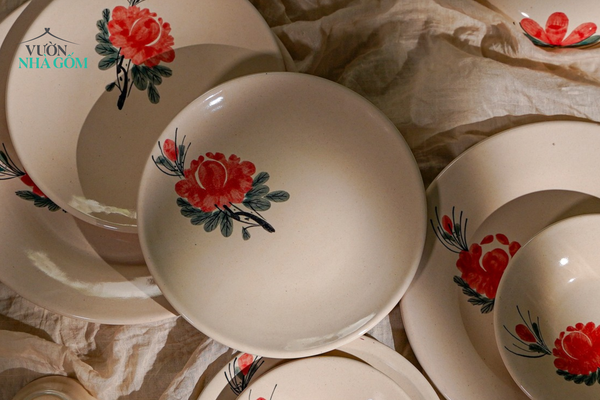  Dĩa Dẹt Vẽ Tay Bông Đỏ – Vườn Nhà Gốm – Dùng Đựng Đồ Ăn – Size 21cm\ 25cm\27cm. 