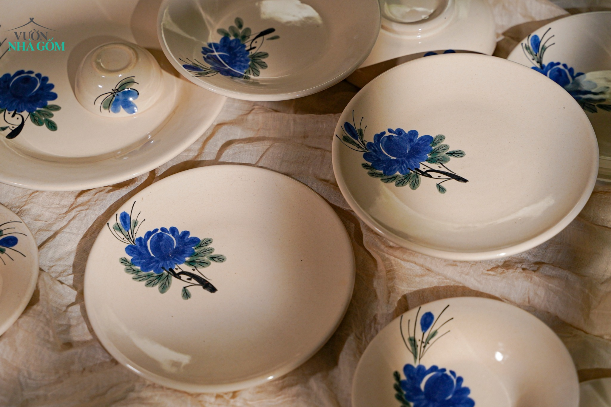  Dĩa Dẹt Vẽ Tay Bông Xanh – Vườn Nhà Gốm – Dùng Đựng Đồ Ăn – Size 21cm\ 25cm\27cm. 