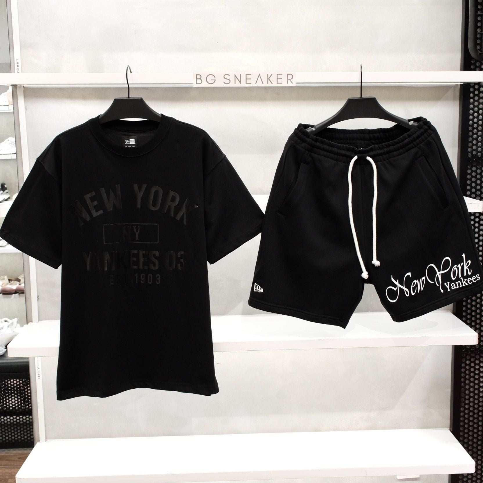  Áo Thun New Era NY Yankees Black Logo In Chìm Đen 16668791 