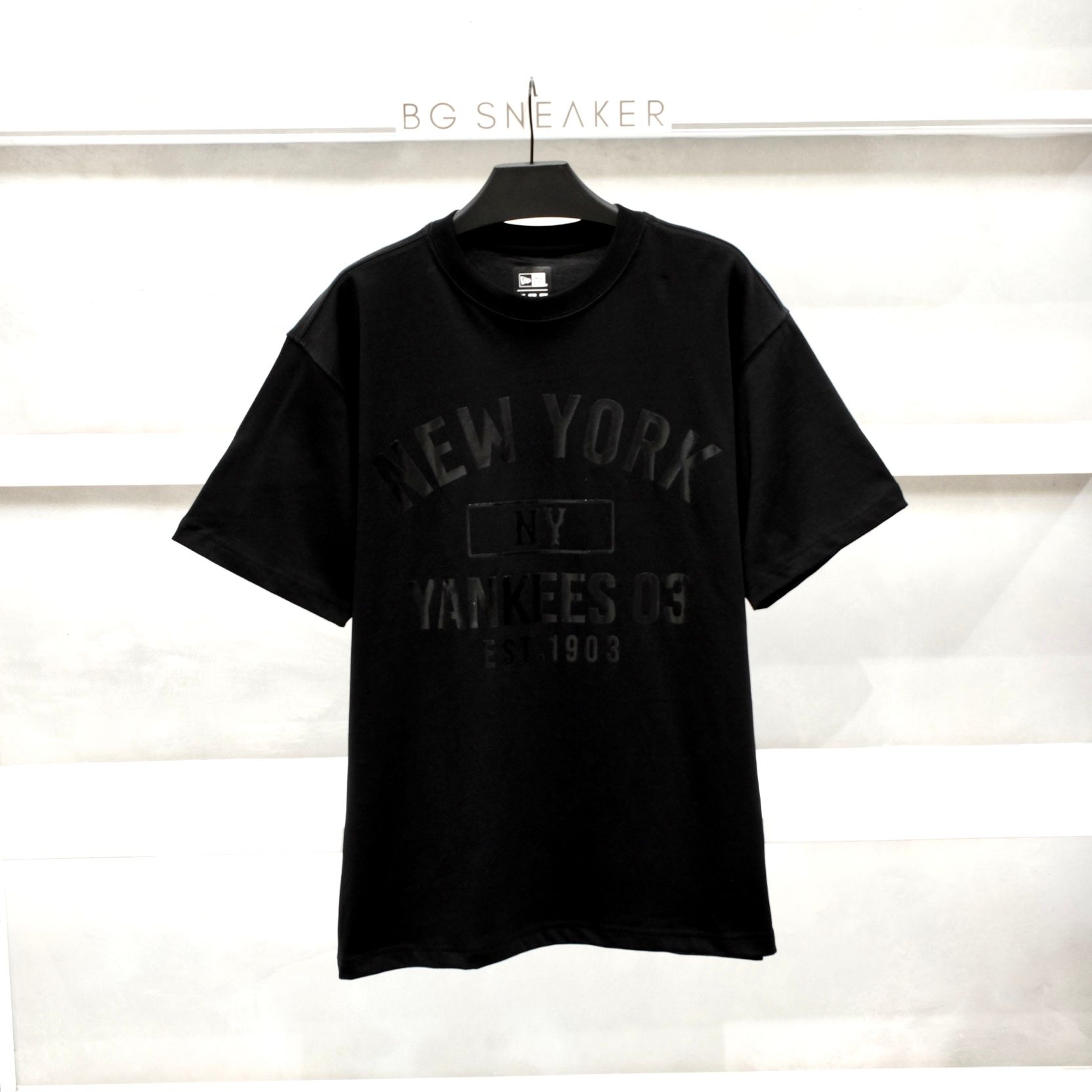  Áo Thun New Era NY Yankees Black Logo In Chìm Đen 16668791 