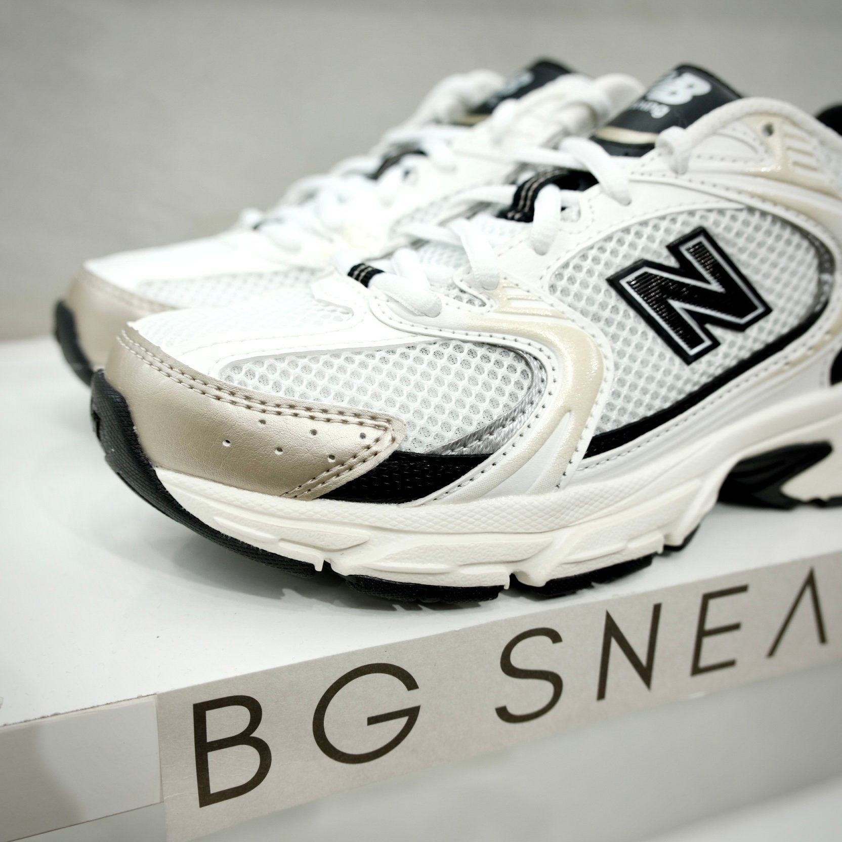  Giày New Balance 530 White & Light Gold Metallic MR530TC 