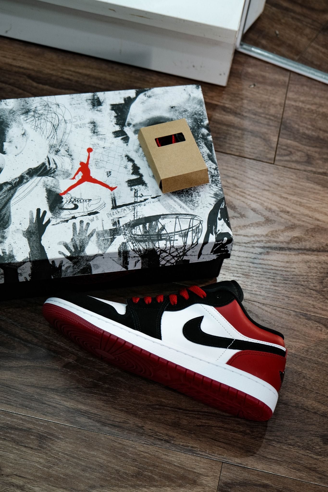  Giày Nike Air Jordan 1 Low Black Toe 2025  IB8971-106 