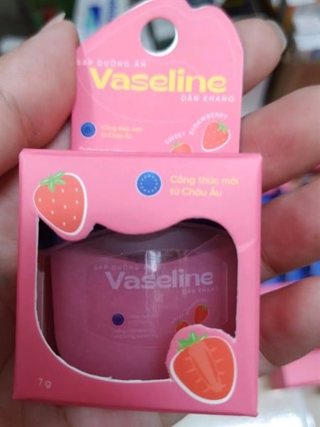 Sáp dưỡng ẩm Vaseline dâu 7g DK