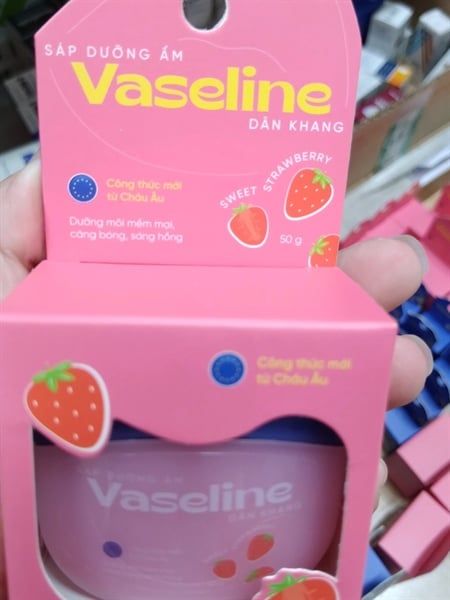 Sáp dưỡng ẩm Vaseline dâu 50g DK