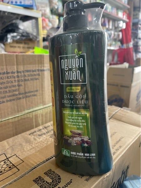 Dầu gội Nguyên Xuân xanh vòi 470g