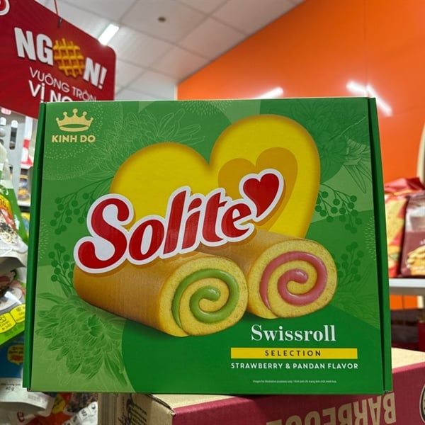 Bánh bông lan Solite vị dâu và lá dứa hộp túi xách 324g