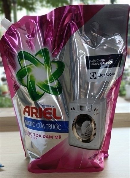 Nước giặt Ariel cửa trước Hương Sen và nhài 3,05kg
