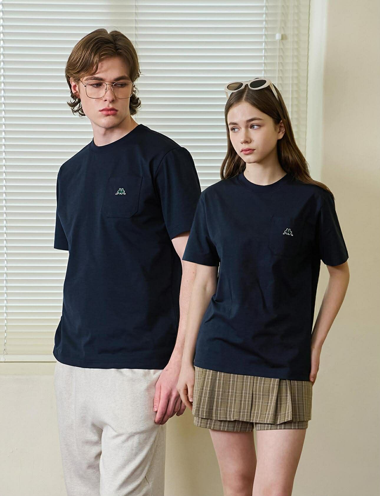 ÁO CỔ TRÒN KAP.PA TÚI NGỰC UNISEX 7636