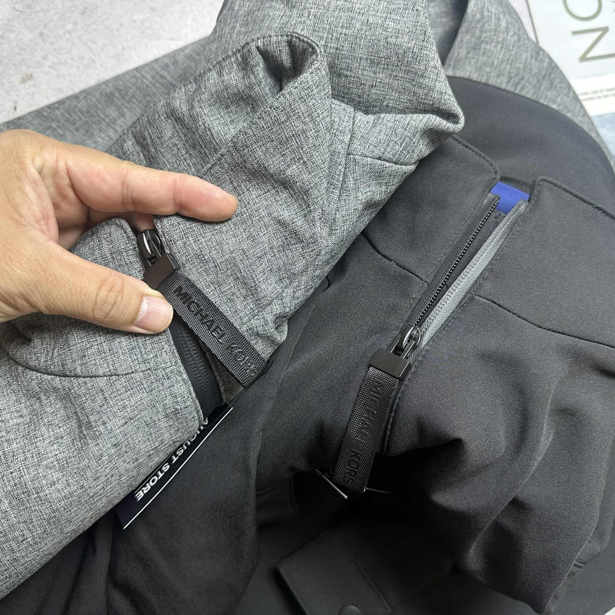 AK TÚI NGỰC M.KORS KHÓA ZIP VẢI CHỐNG NƯỚC 8016