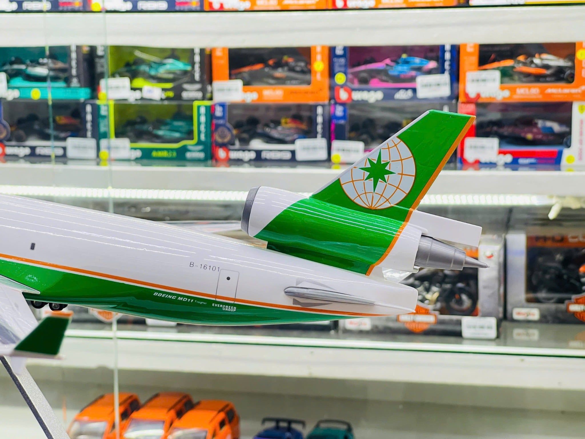  Mô hình máy bay Eva Air McDonnell MD-11 có bánh xe kích thước 47cm no led MB47120 