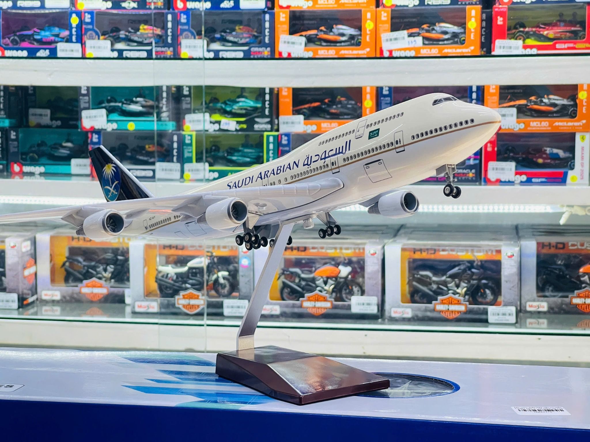  Mô hình máy bay Saudi Arabian Boeing B747 có bánh xe kích thước 47cm no led MB47106 